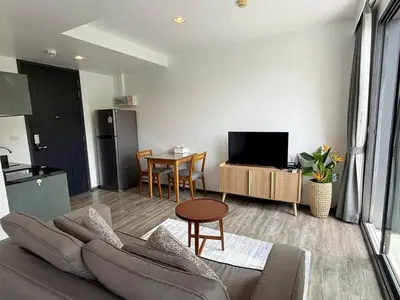 a living room with a couch and a table at \u8d85\u4fbf\u5229 199\u53f7\u82ad\u4e1c\u6d77\u6ee9\u7cbe\u88c5\u516c\u5bd3 5\u5206\u949f\u5230\u6d77\u6ee910\u5206\u949f\u5230\u9152\u5427\u8857 in Patong Beach
