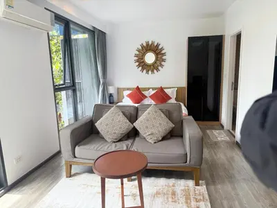 a living room with a couch and a table at \u8d85\u4fbf\u5229 199\u53f7\u82ad\u4e1c\u6d77\u6ee9\u7cbe\u88c5\u516c\u5bd3 5\u5206\u949f\u5230\u6d77\u6ee910\u5206\u949f\u5230\u9152\u5427\u8857 in Patong Beach