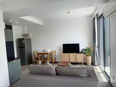 a living room with a couch and a table at \u8d85\u4fbf\u5229 199\u53f7\u82ad\u4e1c\u6d77\u6ee9\u7cbe\u88c5\u516c\u5bd3 5\u5206\u949f\u5230\u6d77\u6ee910\u5206\u949f\u5230\u9152\u5427\u8857 in Patong Beach