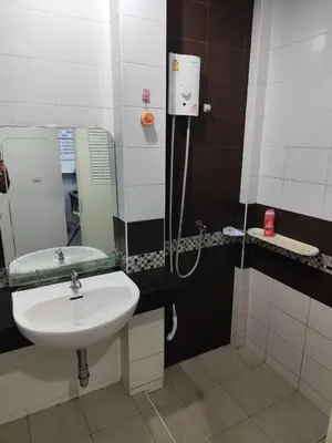 a bathroom with a sink and a shower with a mirror at Maison local avec terrasse et cuisine extérieure Proche Patong in Kathu