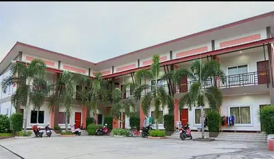 a building with motorcycles parked in front of it at วันสมายล์ รีสอร์ท in Ban Klang