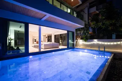 a swimming pool in the backyard of a house at night at \u62c9\u5a01Eva4 \u4e09\u5367\u5ba4\u4e00\u7ebf\u6d77\u666f\u522b\u5885 \u8fd1\u62c9\u5a01\u6d77\u9c9c\u5e02\u573a \u8d85\u5e02 24\u5c0f\u65f6\u5c0f\u533a\u5b89\u4fdd in Ban Saiyuan (1)