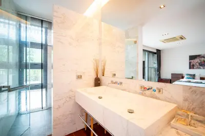 a bathroom with a sink and a large mirror at \u62c9\u5a01Eva4 \u4e09\u5367\u5ba4\u4e00\u7ebf\u6d77\u666f\u522b\u5885 \u8fd1\u62c9\u5a01\u6d77\u9c9c\u5e02\u573a \u8d85\u5e02 24\u5c0f\u65f6\u5c0f\u533a\u5b89\u4fdd in Ban Saiyuan (1)