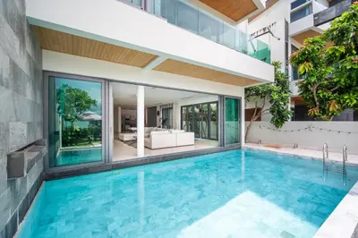 an indoor swimming pool in a building with a house at \u62c9\u5a01Eva4 \u4e09\u5367\u5ba4\u4e00\u7ebf\u6d77\u666f\u522b\u5885 \u8fd1\u62c9\u5a01\u6d77\u9c9c\u5e02\u573a \u8d85\u5e02 24\u5c0f\u65f6\u5c0f\u533a\u5b89\u4fdd in Ban Saiyuan (1)