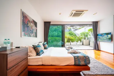 a bedroom with a large bed and a large window at \u62c9\u5a01Eva4 \u4e09\u5367\u5ba4\u4e00\u7ebf\u6d77\u666f\u522b\u5885 \u8fd1\u62c9\u5a01\u6d77\u9c9c\u5e02\u573a \u8d85\u5e02 24\u5c0f\u65f6\u5c0f\u533a\u5b89\u4fdd in Ban Saiyuan (1)