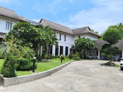 a house with a driveway in front of it at Phu-Pha Thara Villa Phuket in Ban Saiyuan (1)