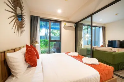 a bedroom with a bed and a large window at \u7cbe\u9009\u623f\u6e906\u53f7\u82ad\u4e1c\u6d77\u6ee9\u7cbe\u88c5\u516c\u5bd35\u5206\u949f\u5230\u6d77\u6ee910\u5206\u949f\u5230\u6d77\u6ee9Bangla\u9152\u5427\u8857Jungceylon\u5546\u573a in Patong Beach