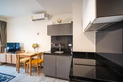 a kitchen and dining room with a table in a room at \u7cbe\u9009\u623f\u6e906\u53f7\u82ad\u4e1c\u6d77\u6ee9\u7cbe\u88c5\u516c\u5bd35\u5206\u949f\u5230\u6d77\u6ee910\u5206\u949f\u5230\u6d77\u6ee9Bangla\u9152\u5427\u8857Jungceylon\u5546\u573a in Patong Beach