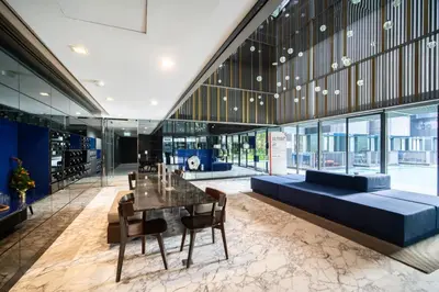 a lobby with a table and a blue couch at \u7cbe\u9009\u623f\u6e906\u53f7\u82ad\u4e1c\u6d77\u6ee9\u7cbe\u88c5\u516c\u5bd35\u5206\u949f\u5230\u6d77\u6ee910\u5206\u949f\u5230\u6d77\u6ee9Bangla\u9152\u5427\u8857Jungceylon\u5546\u573a in Patong Beach