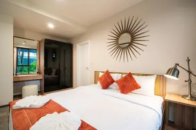 a bedroom with a large bed with a mirror on the wall at \u82ad\u4e1cThe DECK 6\u516c\u5bd3 \u8fd1\u82ad\u4e1c\u6d77\u6ee9BANGLA\u6c5f\u897f\u51b7 in Patong Beach