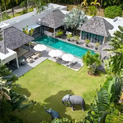 Villa C 20-meter long swimming pool and large courtyard villa