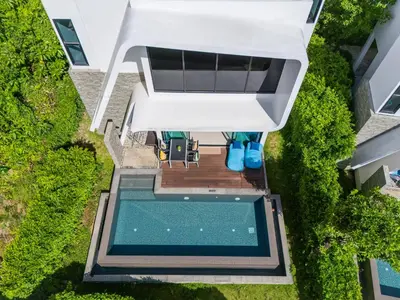 an overhead view of a house with a swimming pool at \u6f9c\u8fd1 \u7af9\u9690\u5885 Nai Han Waves Edge Retreat in Rawai Beach