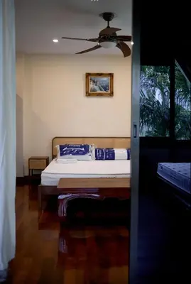 a bedroom with a bed and a ceiling fan at Вилла с 6 спальнями в районе Раваи in Ban Suan