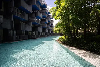 a swimming pool in front of a building at \u4f18\u9009\u623f\u6e90 220\u53f7\u82ad\u4e1c\u6d77\u6ee9\u7cbe\u88c5\u516c\u5bd35\u5206\u949f\u6d77\u6ee910\u5206\u949f\u9152\u5427\u8857 \u65c5\u884c\u5ea6\u5047\u9996\u9009 in Patong Beach
