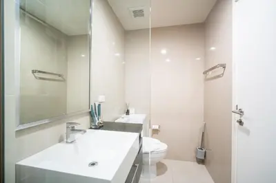 a white bathroom with a sink and a toilet at \u4f18\u9009\u623f\u6e90 220\u53f7\u82ad\u4e1c\u6d77\u6ee9\u7cbe\u88c5\u516c\u5bd35\u5206\u949f\u6d77\u6ee910\u5206\u949f\u9152\u5427\u8857 \u65c5\u884c\u5ea6\u5047\u9996\u9009 in Patong Beach