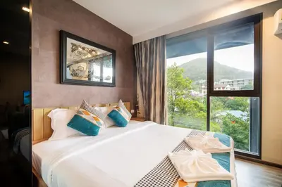 a bedroom with a large bed with a large window at \u4f18\u9009\u623f\u6e90 220\u53f7\u82ad\u4e1c\u6d77\u6ee9\u7cbe\u88c5\u516c\u5bd35\u5206\u949f\u6d77\u6ee910\u5206\u949f\u9152\u5427\u8857 \u65c5\u884c\u5ea6\u5047\u9996\u9009 in Patong Beach