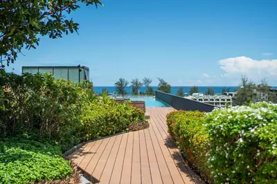 a brick walkway with a view of the water at \u4f18\u9009\u623f\u6e90 220\u53f7\u82ad\u4e1c\u6d77\u6ee9\u7cbe\u88c5\u516c\u5bd35\u5206\u949f\u6d77\u6ee910\u5206\u949f\u9152\u5427\u8857 \u65c5\u884c\u5ea6\u5047\u9996\u9009 in Patong Beach