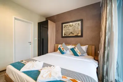 a bedroom with a bed with two towels at \u4f18\u9009\u623f\u6e90 220\u53f7\u82ad\u4e1c\u6d77\u6ee9\u7cbe\u88c5\u516c\u5bd35\u5206\u949f\u6d77\u6ee910\u5206\u949f\u9152\u5427\u8857 \u65c5\u884c\u5ea6\u5047\u9996\u9009 in Patong Beach