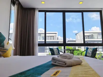 a room with a bed with two towels on it at \u65e0\u5c18\u522b\u9662 Pure Haven Villa in Ban Phru Champa