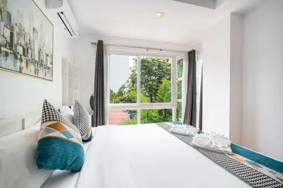 a bedroom with a large white bed with a window at \u82ad\u4e1cHavenLagoon612\u7cbe\u88c5\u4e00\u5367\u5ba4\u516c\u5bd3 \u8fd1\u82ad\u4e1c\u6d77\u6ee9\u751f\u6d3b\u4fbf\u5229 in Patong Beach
