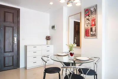 a dining room with a glass table and chairs at \u82ad\u4e1cHavenLagoon612\u7cbe\u88c5\u4e00\u5367\u5ba4\u516c\u5bd3 \u8fd1\u82ad\u4e1c\u6d77\u6ee9\u751f\u6d3b\u4fbf\u5229 in Patong Beach