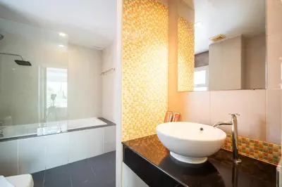 a bathroom with a sink and a bath tub at \u82ad\u4e1cHavenLagoon612\u7cbe\u88c5\u4e00\u5367\u5ba4\u516c\u5bd3 \u8fd1\u82ad\u4e1c\u6d77\u6ee9\u751f\u6d3b\u4fbf\u5229 in Patong Beach