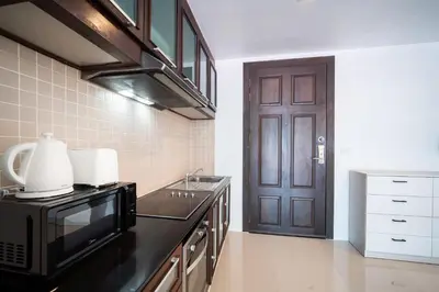 a kitchen with a microwave and a sink at \u82ad\u4e1cHavenLagoon612\u7cbe\u88c5\u4e00\u5367\u5ba4\u516c\u5bd3 \u8fd1\u82ad\u4e1c\u6d77\u6ee9\u751f\u6d3b\u4fbf\u5229 in Patong Beach