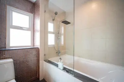 a bathroom with a shower and a tub and a toilet at \u82ad\u4e1cHavenLagoon612\u7cbe\u88c5\u4e00\u5367\u5ba4\u516c\u5bd3 \u8fd1\u82ad\u4e1c\u6d77\u6ee9\u751f\u6d3b\u4fbf\u5229 in Patong Beach