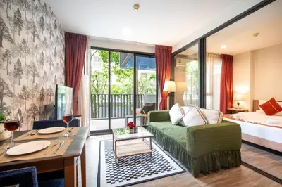 a living room with a green couch and a bed at \u65b0\u623f\u7279\u60e0 \u82ad\u4e1cTheDeck10\u7cbe\u88c5\u4e00\u5367\u5ba4\u516c\u5bd3 \u8fd1\u82ad\u4e1c\u6d77\u6ee9Bangla\u6c5f\u897f\u51b7 in Patong Beach