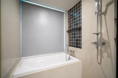 a bathroom with a tub and a shower with a window at \u65b0\u623f\u7279\u60e0 \u82ad\u4e1cTheDeck10\u7cbe\u88c5\u4e00\u5367\u5ba4\u516c\u5bd3 \u8fd1\u82ad\u4e1c\u6d77\u6ee9Bangla\u6c5f\u897f\u51b7 in Patong Beach