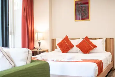 a hotel room with a bed and a chair at \u65b0\u623f\u7279\u60e0 \u82ad\u4e1cTheDeck10\u7cbe\u88c5\u4e00\u5367\u5ba4\u516c\u5bd3 \u8fd1\u82ad\u4e1c\u6d77\u6ee9Bangla\u6c5f\u897f\u51b7 in Patong Beach