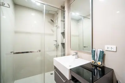 a bathroom with a sink and a shower at \u82ad\u4e1cTheDeck220\u7cbe\u88c5\u4e00\u5367\u5ba4\u516c\u5bd3 \u8fd1\u82ad\u4e1c\u6d77\u6ee9Bangla\u6c5f\u897f\u51b7 in Patong Beach