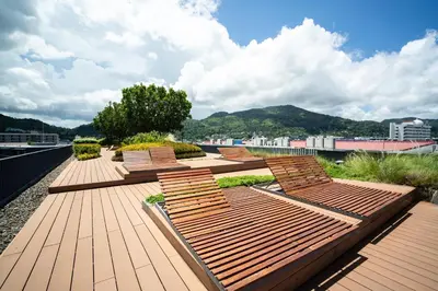 a row of wooden chairs sitting on a deck at \u82ad\u4e1cTheDeck220\u7cbe\u88c5\u4e00\u5367\u5ba4\u516c\u5bd3 \u8fd1\u82ad\u4e1c\u6d77\u6ee9Bangla\u6c5f\u897f\u51b7 in Patong Beach