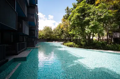 a swimming pool in the middle of a building at \u82ad\u4e1cTheDeck220\u7cbe\u88c5\u4e00\u5367\u5ba4\u516c\u5bd3 \u8fd1\u82ad\u4e1c\u6d77\u6ee9Bangla\u6c5f\u897f\u51b7 in Patong Beach