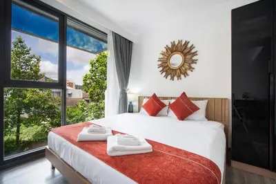 a bedroom with a bed with a large window at \u82ad\u4e1cTheDeck199\u7cbe\u88c5\u4e00\u5367\u5ba4\u516c\u5bd3 \u8fd1\u82ad\u4e1c\u6d77\u6ee9Bangla\u6c5f\u897f\u51b7 in Patong Beach