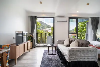 a living room with a couch and a tv at \u82ad\u4e1cTheDeck199\u7cbe\u88c5\u4e00\u5367\u5ba4\u516c\u5bd3 \u8fd1\u82ad\u4e1c\u6d77\u6ee9Bangla\u6c5f\u897f\u51b7 in Patong Beach