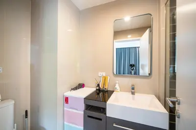a bathroom with a sink and a mirror at \u82ad\u4e1cTheDeck199\u7cbe\u88c5\u4e00\u5367\u5ba4\u516c\u5bd3 \u8fd1\u82ad\u4e1c\u6d77\u6ee9Bangla\u6c5f\u897f\u51b7 in Patong Beach