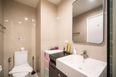 a bathroom with a sink and a toilet and a mirror at \u82ad\u4e1cTheDeck199\u7cbe\u88c5\u4e00\u5367\u5ba4\u516c\u5bd3 \u8fd1\u82ad\u4e1c\u6d77\u6ee9Bangla\u6c5f\u897f\u51b7 in Patong Beach