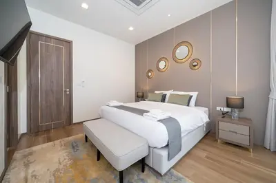 a bedroom with a large white bed and a mirror at The Exclusive Sky D1 \u8c6a\u534e4\u5367\u5ba4\u6d77\u666f\u522b\u5885 \u79c1\u4eba12m\u65e0\u8fb9\u6d77\u666f\u6cf3\u6c60 \u6bcf\u65e5\u6e05\u6d01 in Kamala Beach