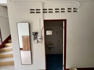 a room with a mirror and a bathroom with stairs at Klong Muang Hostel คลองม่วงโฮสเทล in Ban Ko Kwang