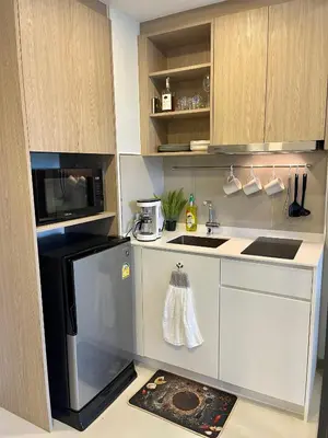 a small kitchen with a sink and a microwave at \u9876\u7ea7\u9ad8\u5c14\u592b\u7403\u573a\u98ce\u666f in Phuket