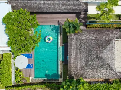 an overhead view of a swimming pool with a volley ball at BangTao Anchan \u8c6a\u534e\u4e24\u5367 \u79c1\u4eba\u6cf3\u6c60 \u73b0\u4ee3\u5ea6\u5047\u5df4\u5398\u98ce in Layan Beach