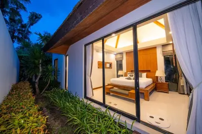 a bedroom in a villa with a view of a bed at BangTao Anchan \u8c6a\u534e\u4e24\u5367 \u79c1\u4eba\u6cf3\u6c60 \u73b0\u4ee3\u5ea6\u5047\u5df4\u5398\u98ce in Layan Beach
