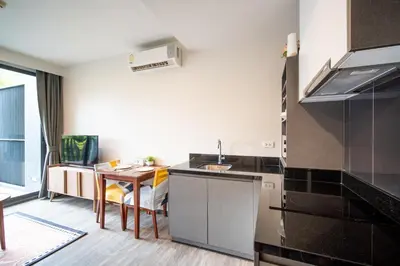 a kitchen with a sink and a table in a room at \u8d85\u4f18\u60e0 43\u82ad\u4e1c\u6d77\u6ee9\u7cbe\u88c5\u516c\u5bd3 5\u5206\u949f\u6d77\u6ee910\u5206\u949f\u9152\u5427\u8857 \u65c5\u884c\u5ea6\u5047\u9996\u9009 in Patong Beach