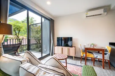 a living room with a couch and a table at \u8d85\u4f18\u60e0 43\u82ad\u4e1c\u6d77\u6ee9\u7cbe\u88c5\u516c\u5bd3 5\u5206\u949f\u6d77\u6ee910\u5206\u949f\u9152\u5427\u8857 \u65c5\u884c\u5ea6\u5047\u9996\u9009 in Patong Beach