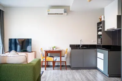 a kitchen and dining room with a table and chairs at \u8d85\u4f18\u60e0 43\u82ad\u4e1c\u6d77\u6ee9\u7cbe\u88c5\u516c\u5bd3 5\u5206\u949f\u6d77\u6ee910\u5206\u949f\u9152\u5427\u8857 \u65c5\u884c\u5ea6\u5047\u9996\u9009 in Patong Beach