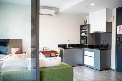 a kitchen with a green couch and a counter top at \u8d85\u4f18\u60e0 43\u82ad\u4e1c\u6d77\u6ee9\u7cbe\u88c5\u516c\u5bd3 5\u5206\u949f\u6d77\u6ee910\u5206\u949f\u9152\u5427\u8857 \u65c5\u884c\u5ea6\u5047\u9996\u9009 in Patong Beach