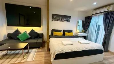 a small bedroom with a bed and a couch at Apartment with a view near the park in Ban Rangeng