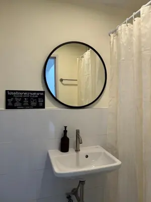 a bathroom with a sink and a mirror at bége in Ban Lo Long