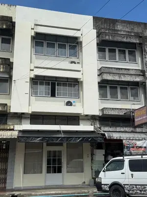 a white van parked in front of a building at bége in Ban Lo Long